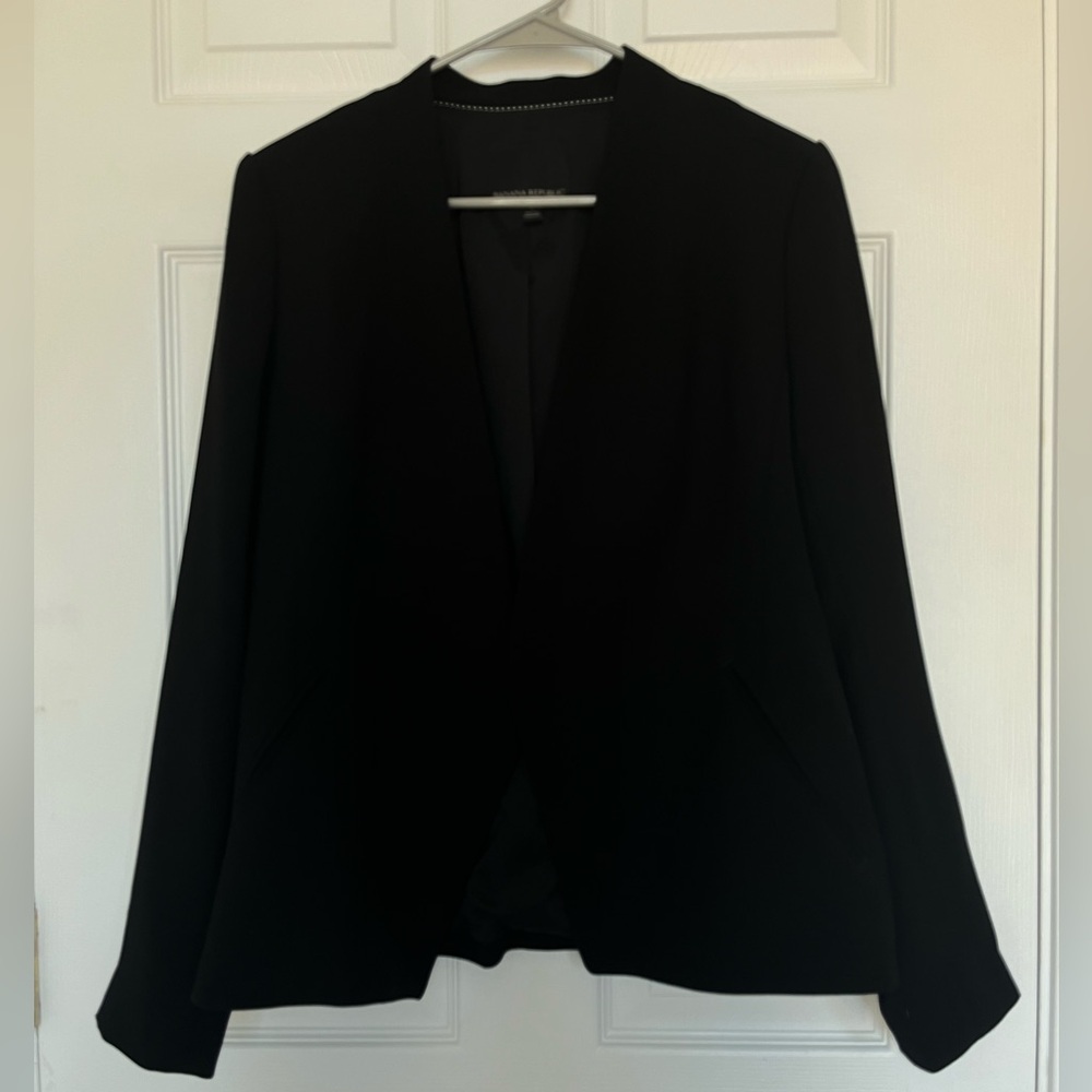 Banana Republic Blazer in color black - Women’s Size 8